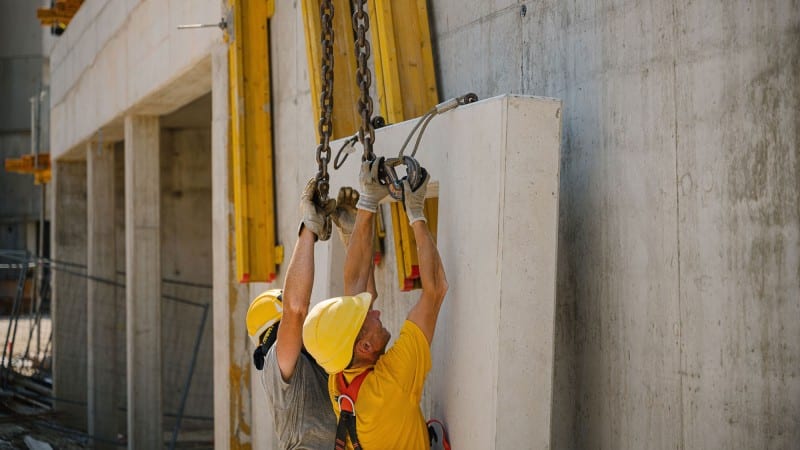 Arbeiten in der HABAU: Zwei Mitarbeiter gemeinsam bei der Arbeit